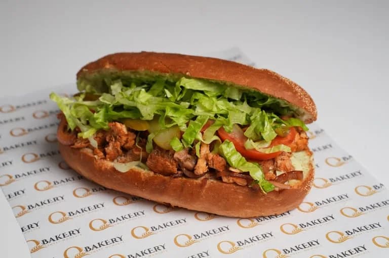 شرائح الدجاج المكرمل بالبصل والفطر والبندورة