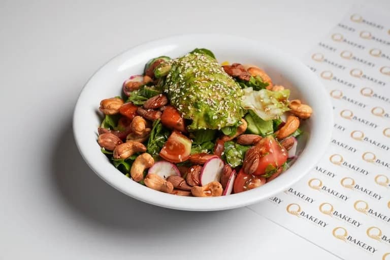 سلطة Q bakery المميزة